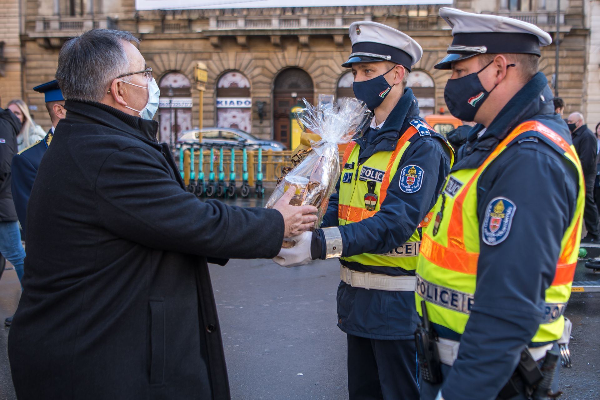 Rendőröket köszöntött az Autóklub szilveszter alkalmából